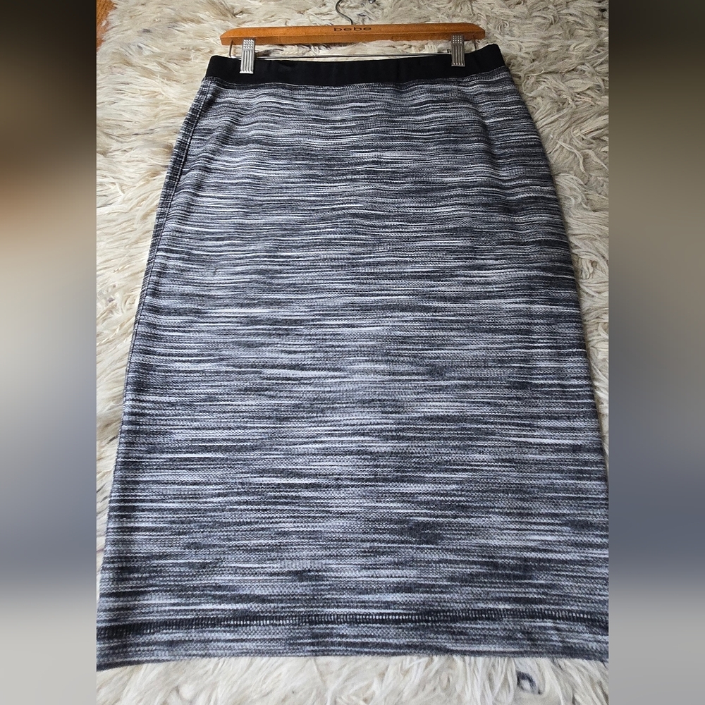 Cute Black And White Striped Trina Turk Bodycon striped skirt Size Medium